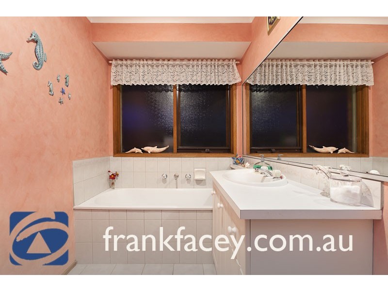 14 HOME ROAD, Nar Nar Goon VIC 3812