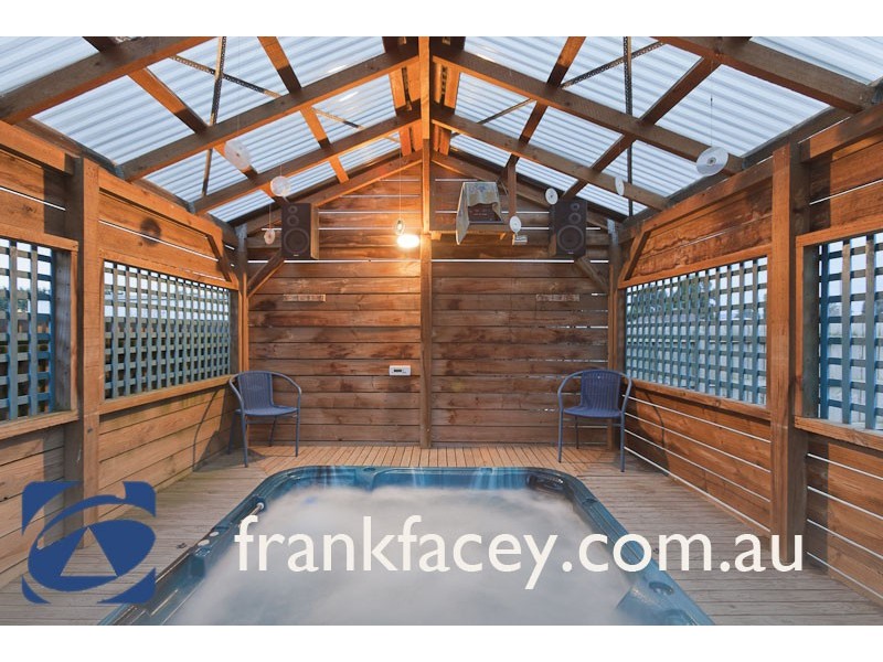 14 HOME ROAD, Nar Nar Goon VIC 3812