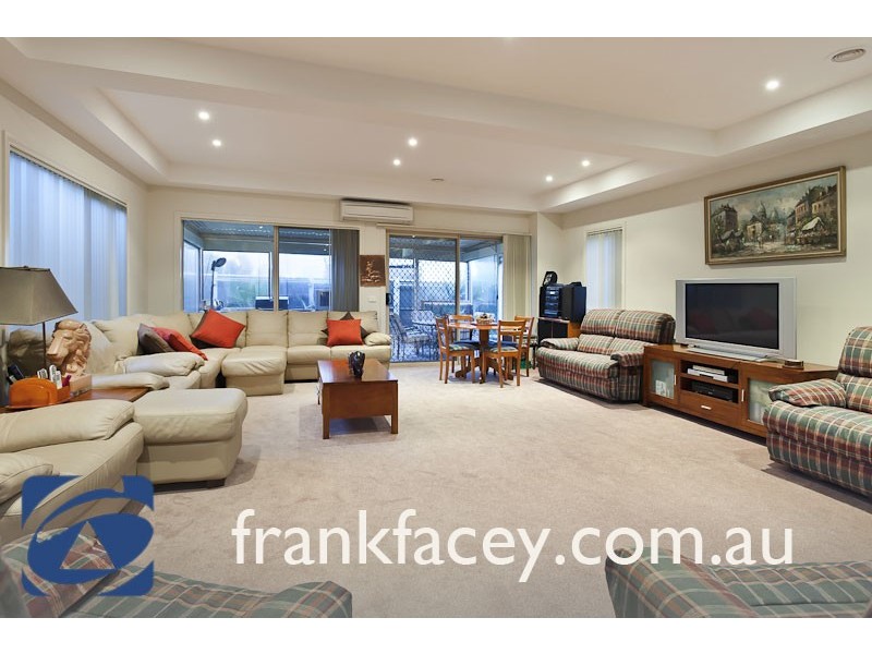 5 CLEARWATER DRIVE, Pakenham VIC 3810