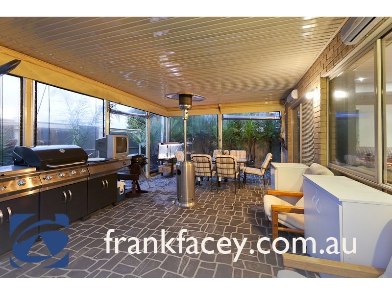 5 CLEARWATER DRIVE, Pakenham VIC 3810