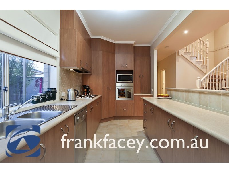 5 CLEARWATER DRIVE, Pakenham VIC 3810