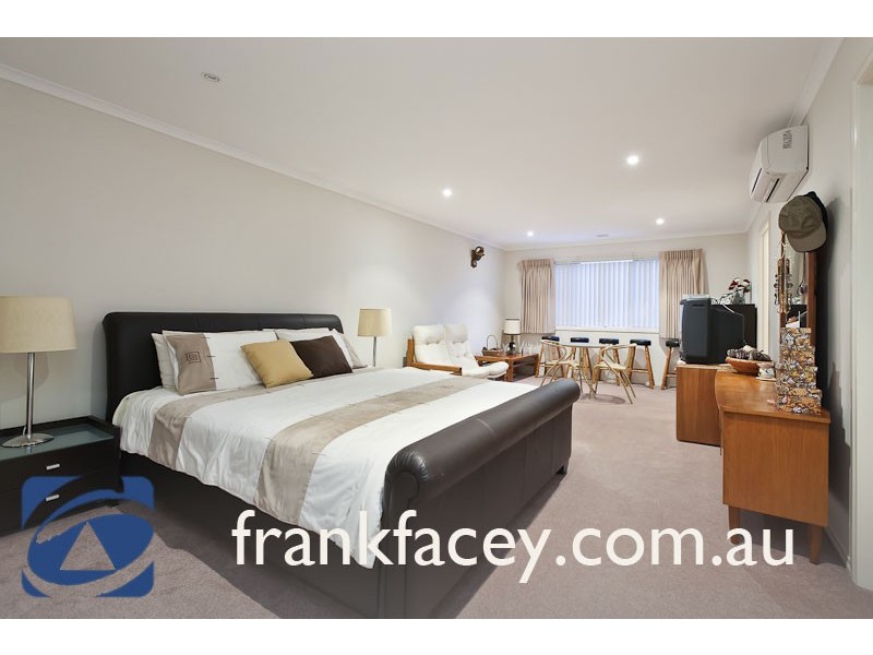 5 CLEARWATER DRIVE, Pakenham VIC 3810