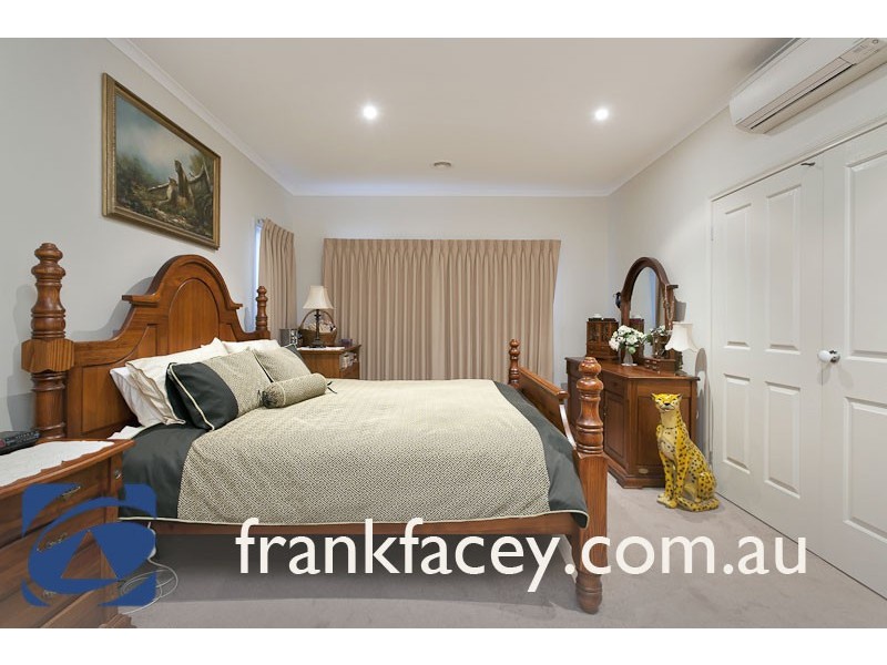 5 CLEARWATER DRIVE, Pakenham VIC 3810