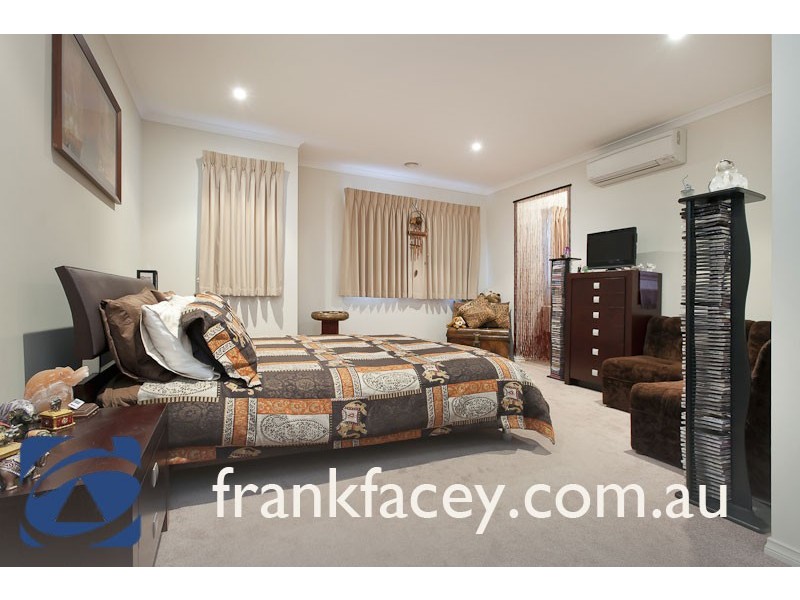 5 CLEARWATER DRIVE, Pakenham VIC 3810