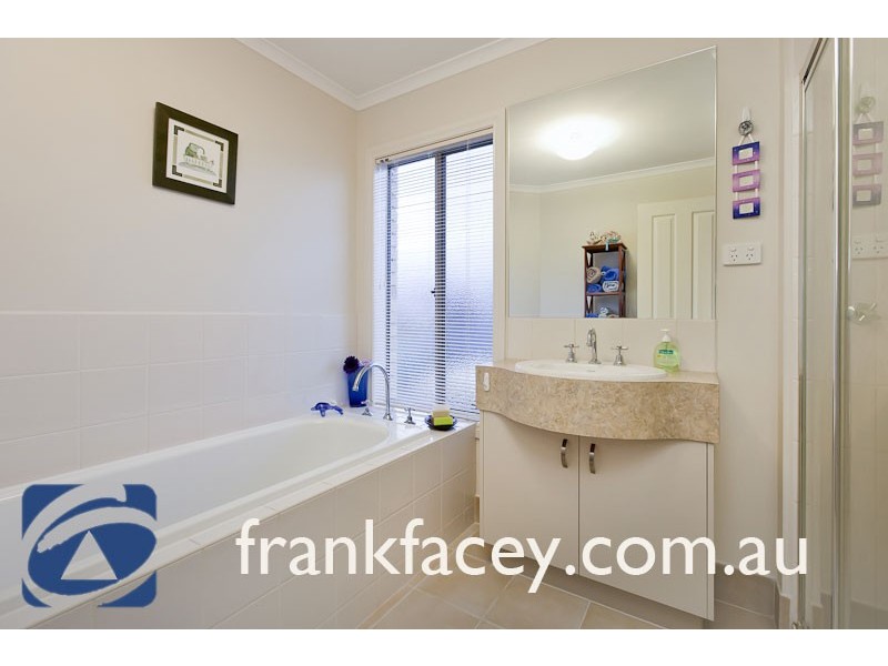 5 CLEARWATER DRIVE, Pakenham VIC 3810