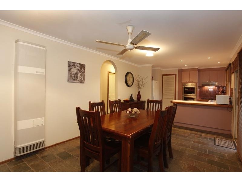 16 Bridle Place, Pakenham VIC 3810