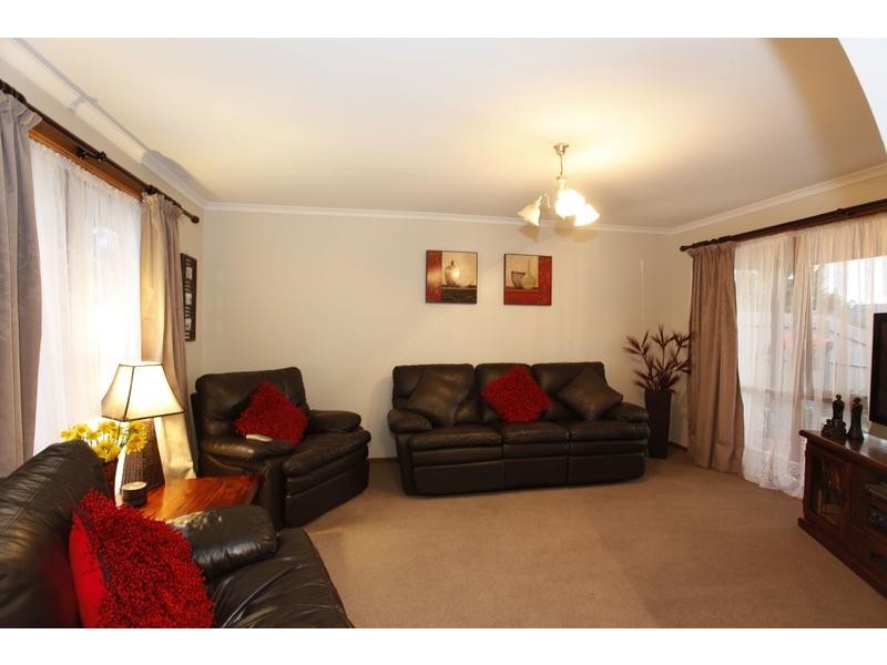 16 Bridle Place, Pakenham VIC 3810