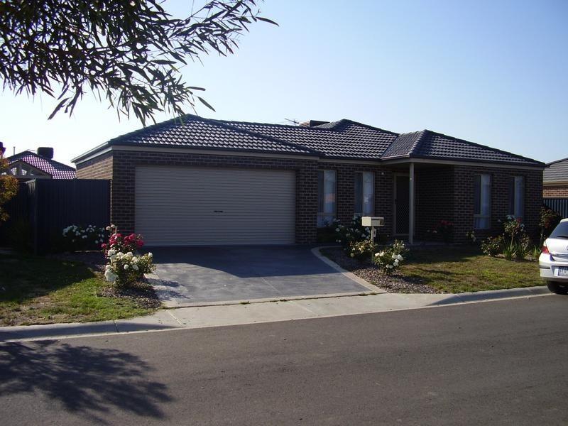 8 Candle Bark Court, Pakenham VIC 3810
