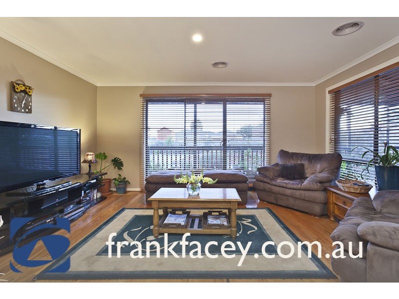 8 Settlers Court, Pakenham VIC 3810