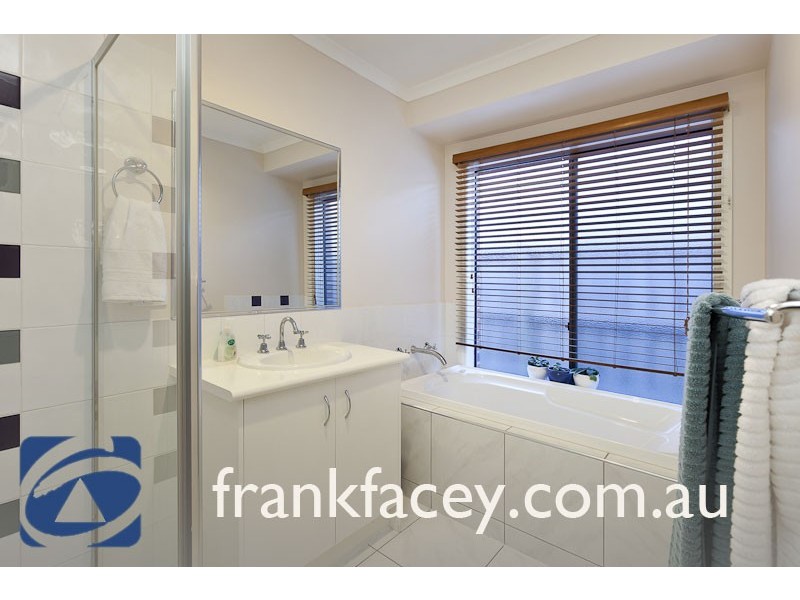 8 Settlers Court, Pakenham VIC 3810