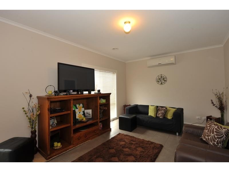 2 Leightons Green, Pakenham VIC 3810