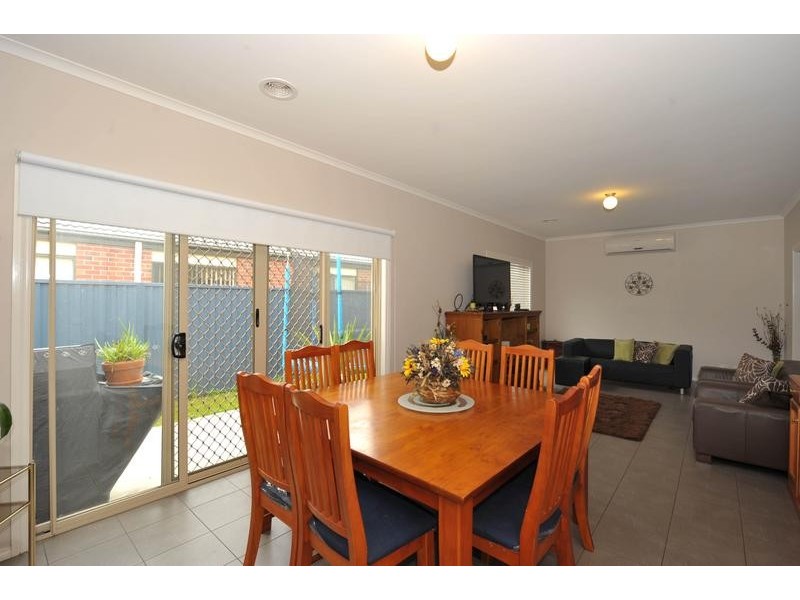 2 Leightons Green, Pakenham VIC 3810