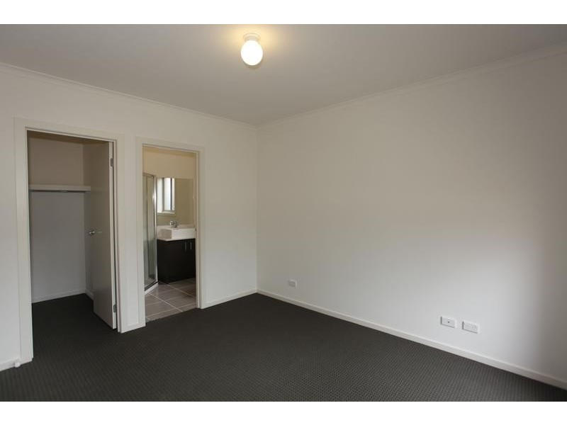 10 Macadamia Street, Pakenham VIC 3810