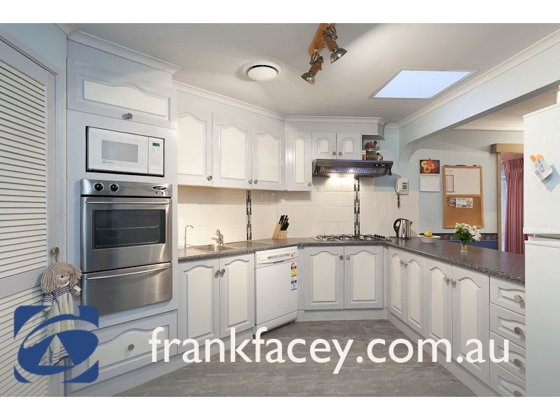 37 Kingston Avenue, Pakenham VIC 3810