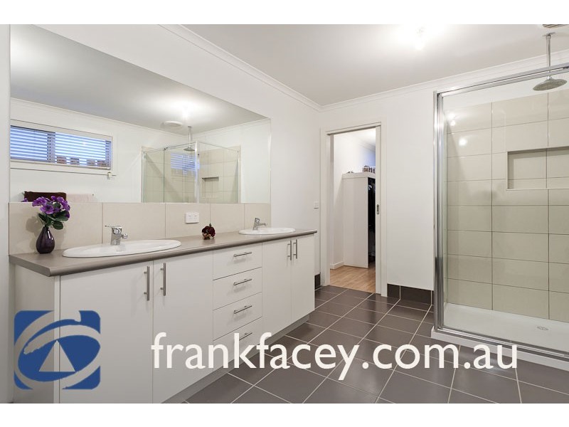 37 Banjo Paterson Drive, Pakenham VIC 3810