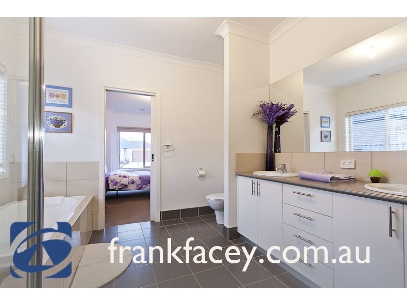 37 Banjo Paterson Drive, Pakenham VIC 3810