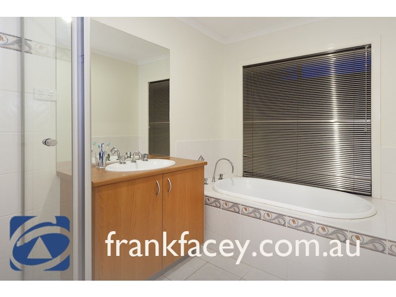 29 Gillian Place, Pakenham VIC 3810