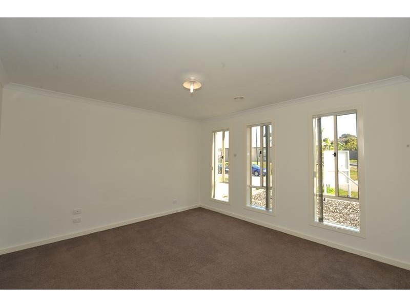 4 Tiffany Close, Pakenham VIC 3810