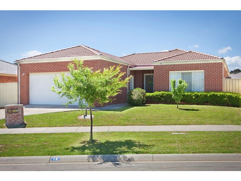 18 Bluehills Blvd, Pakenham VIC 3810