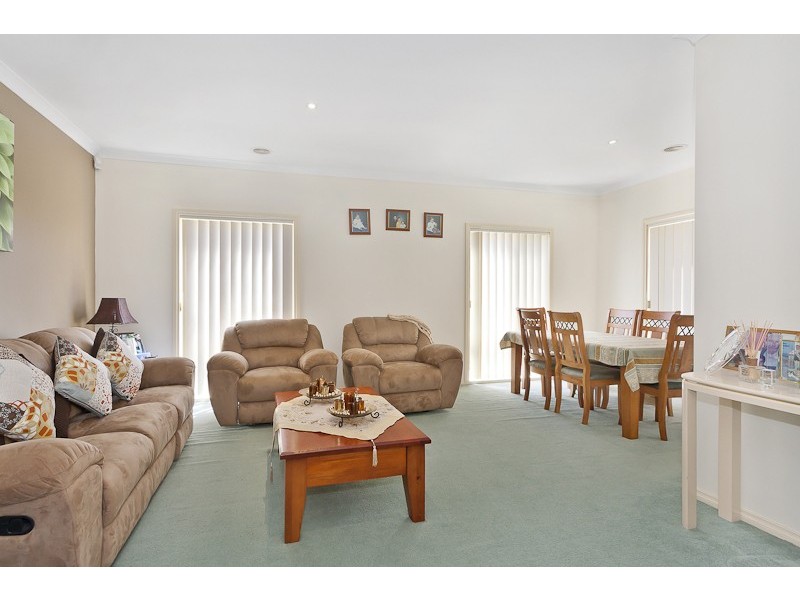 18 Bluehills Blvd, Pakenham VIC 3810