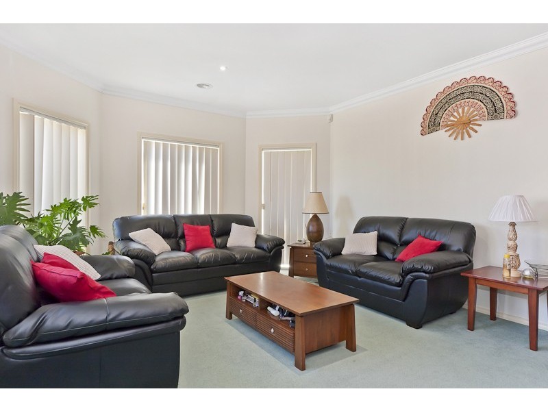 18 Bluehills Blvd, Pakenham VIC 3810