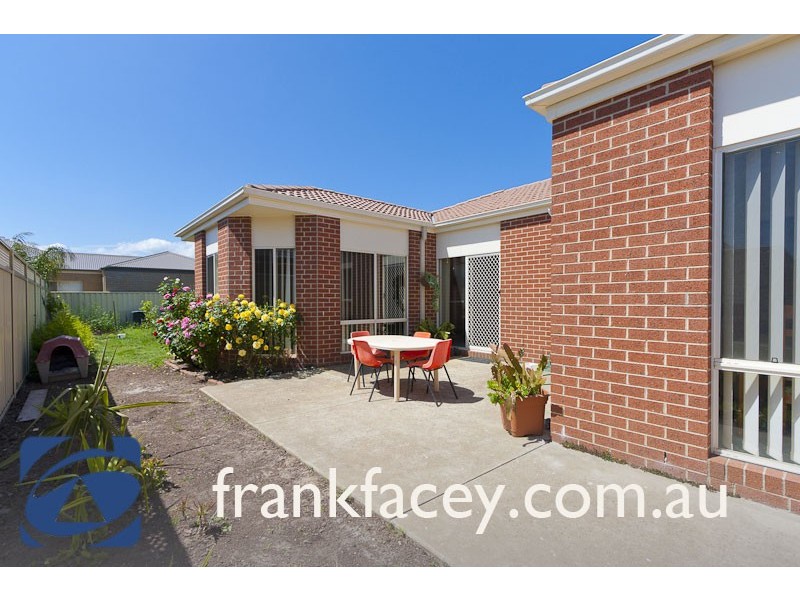 18 Bluehills Blvd, Pakenham VIC 3810
