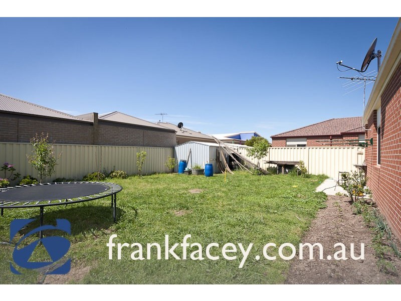 18 Bluehills Blvd, Pakenham VIC 3810