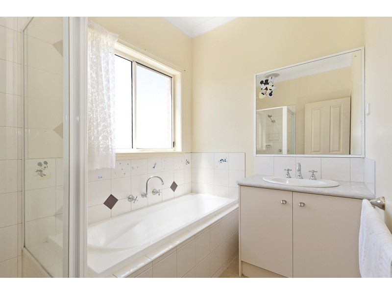 18 Bluehills Blvd, Pakenham VIC 3810