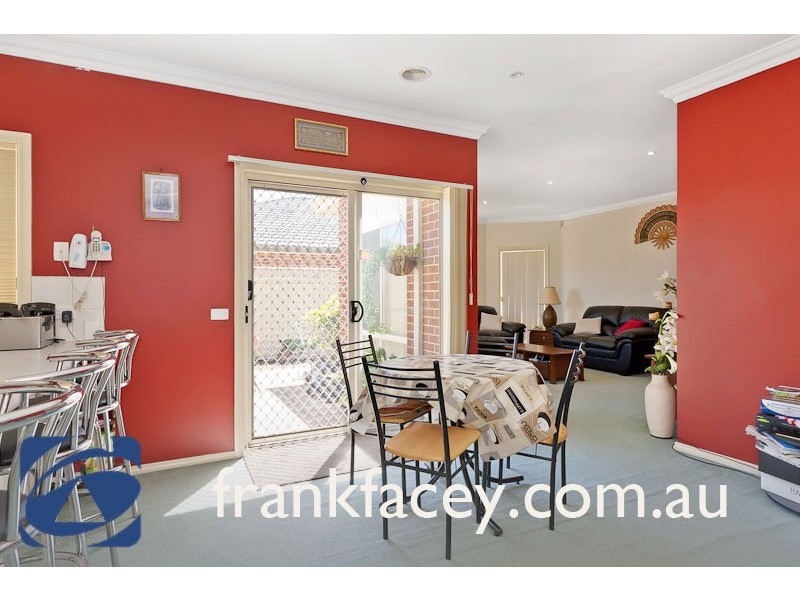 18 Bluehills Blvd, Pakenham VIC 3810