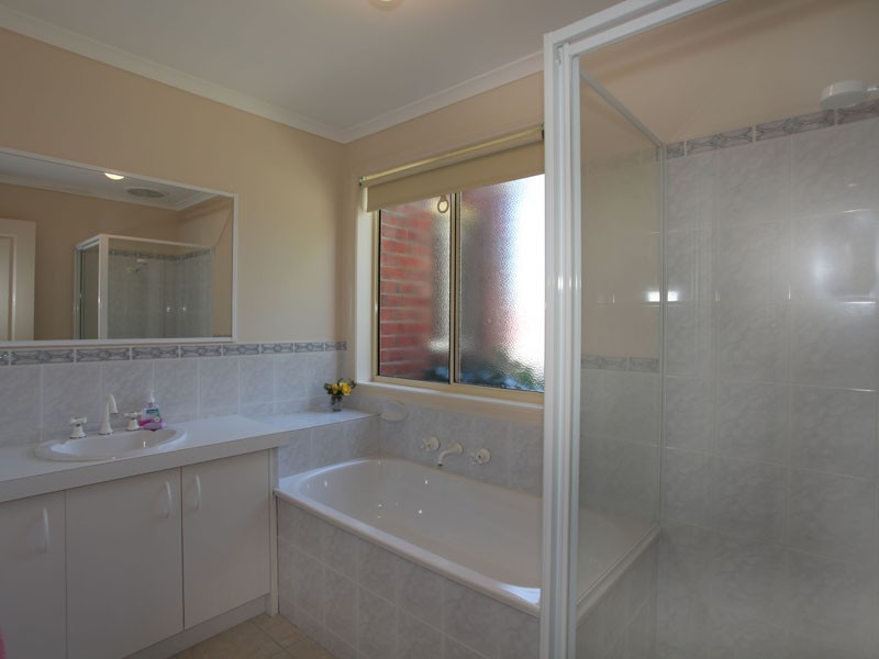 3 Fiona Place, Pakenham VIC 3810