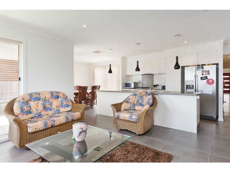 17 Orchard Valley Avenue, Pakenham VIC 3810