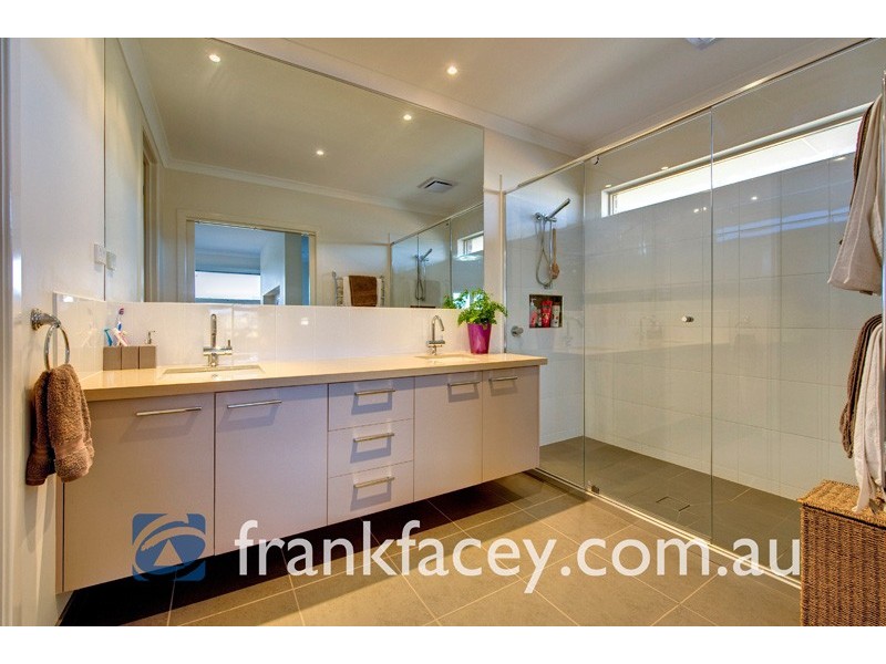 2 Heron Close, Pakenham VIC 3810