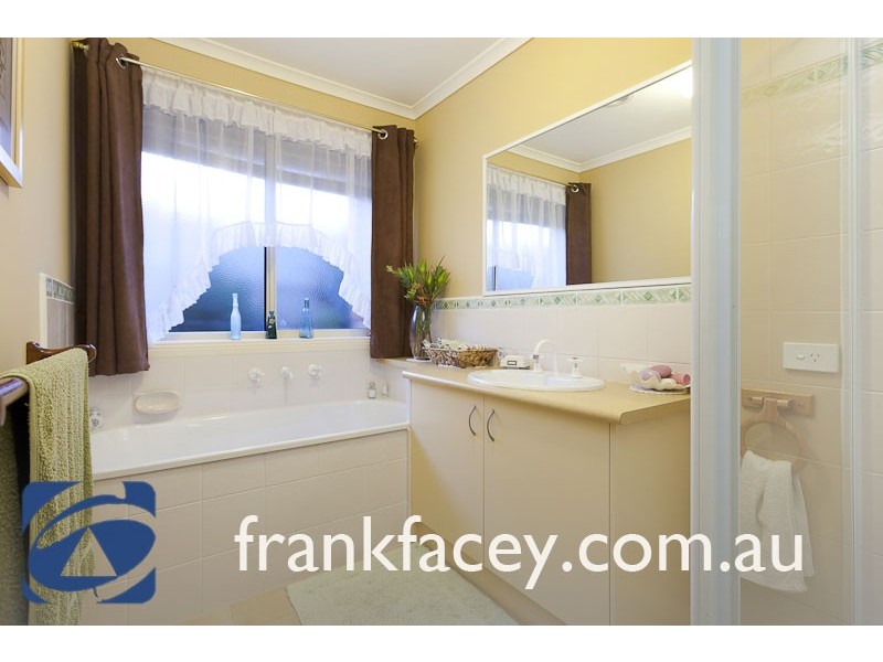 13 Kathryn Close, Pakenham VIC 3810