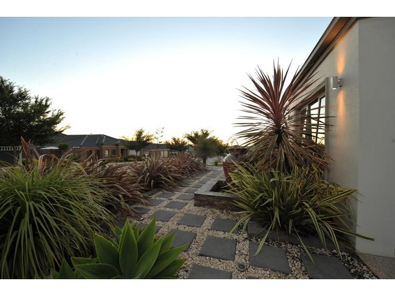 14 Macquarie Circuit, Pakenham VIC 3810