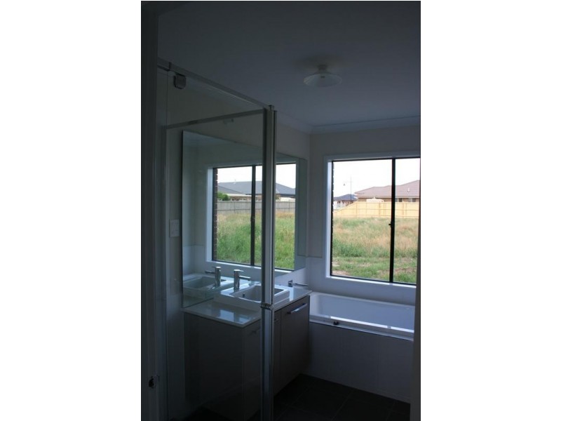 23 Vanessa Circuit, Pakenham VIC 3810