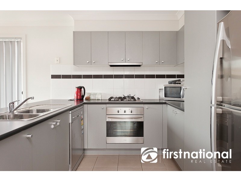 8 Persimmon Lane, Pakenham VIC 3810