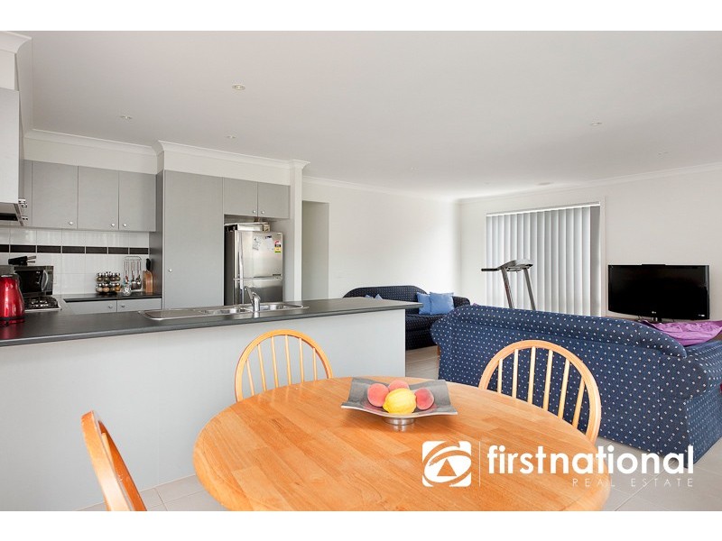 8 Persimmon Lane, Pakenham VIC 3810