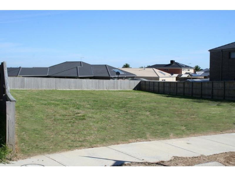 18 Carrington Drive, Pakenham VIC 3810