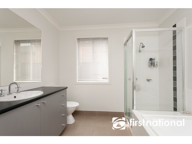 8 Persimmon Lane, Pakenham VIC 3810