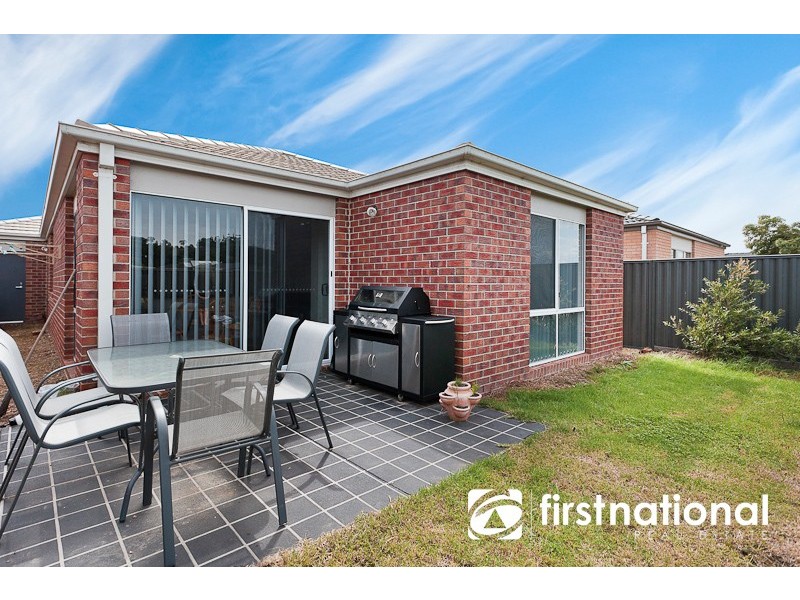 8 Persimmon Lane, Pakenham VIC 3810