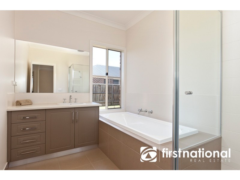 10 Colonial Way, Pakenham VIC 3810