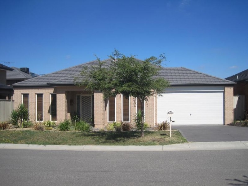 32 Macquarie Circuit, Pakenham VIC 3810