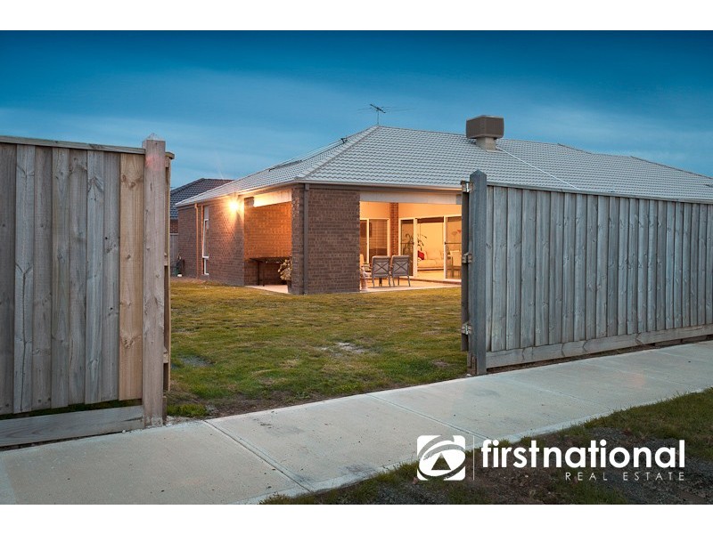 16 Winneke Way, Pakenham VIC 3810