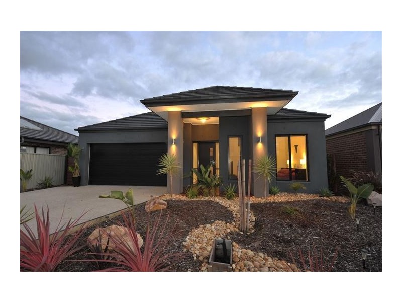 10 Albatross Drive, Pakenham VIC 3810