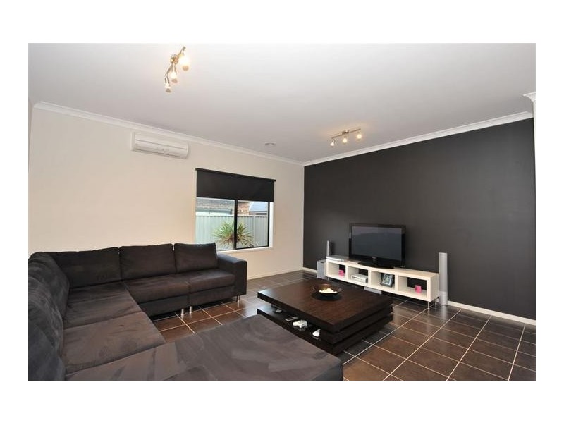 10 Albatross Drive, Pakenham VIC 3810