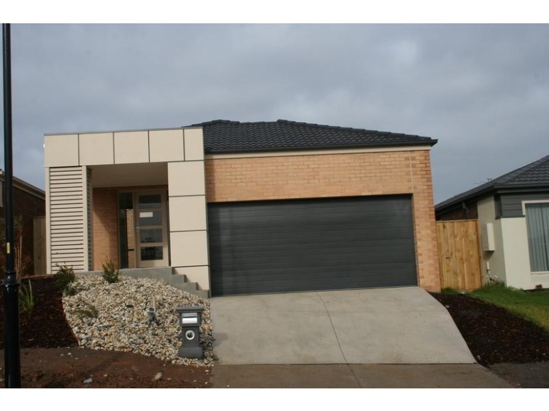 42 Central Avenue, Pakenham VIC 3810