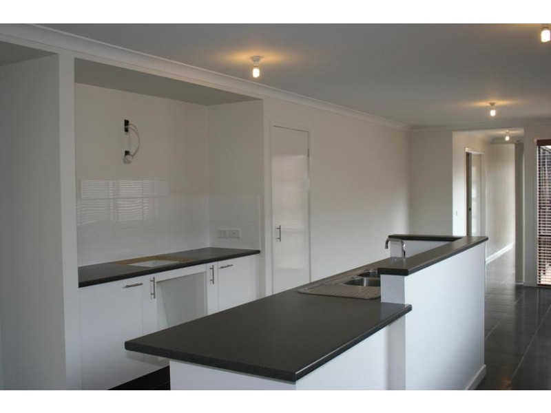 42 Central Avenue, Pakenham VIC 3810