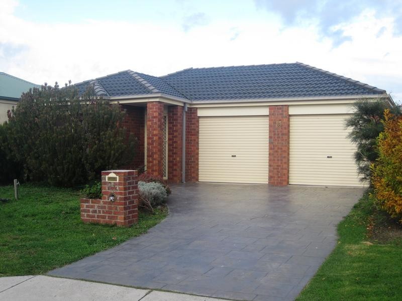 13 Spring Cct, Pakenham VIC 3810