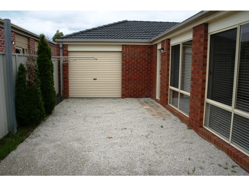 13 Spring Cct, Pakenham VIC 3810