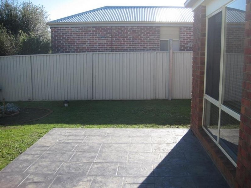 13 Spring Cct, Pakenham VIC 3810